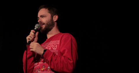 Louis Dubourg sur scène en plateau d'humour