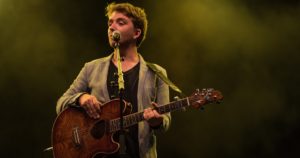 Fabien Guilbaud sur scène dans Faux et fort