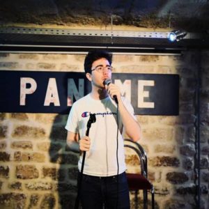 Interview : Cyril Hives, comique habitué des plateaux d’humour, dresse un portrait fidèle de la scène stand-up parisienne