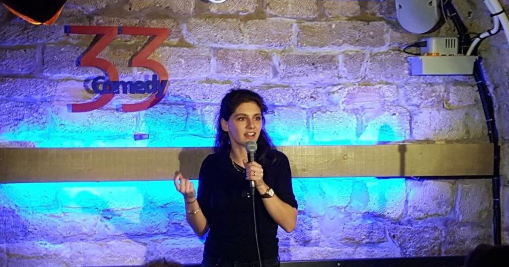 Marina Rollman sur scène au 33 Comedy