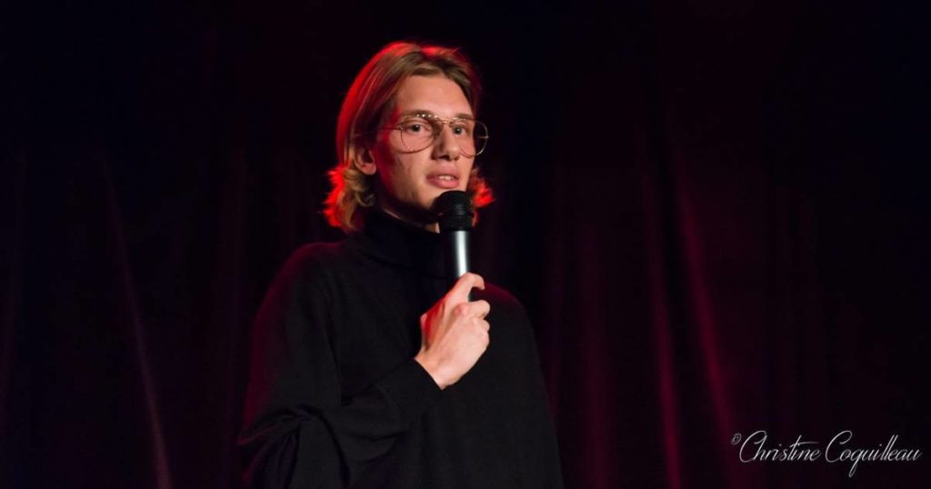 Paul Mirabel, humoriste stand-up, en spectacle à la Petite Loge