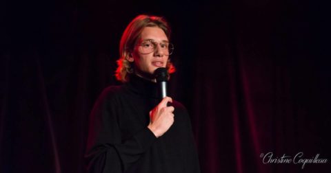 Paul Mirabel, humoriste stand-up, en spectacle à la Petite Loge