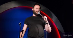 Ghislain Blique sur scène au Barbès Comedy Club