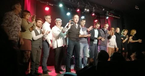 Les humoristes de la soirée Le grand kiff de l’humour réunis sur scène avec le président de la Compagnie Leitmotiv, Maxence Geley