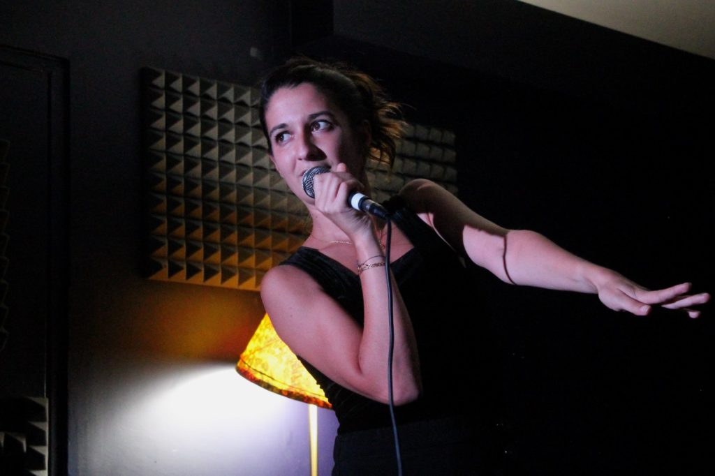 Elsa Bernard, découverte humour et stand-up sur le spot du rire