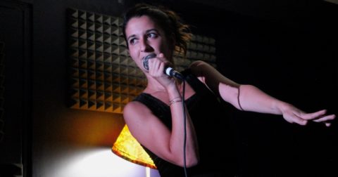 Elsa Bernard, découverte humour et stand-up sur le spot du rire