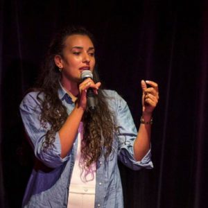 Portrait de Serine Ayari sur scène