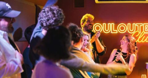Les nouveaux stand-uppers accompagnés par Entre comiques sur scène au Louloute Club