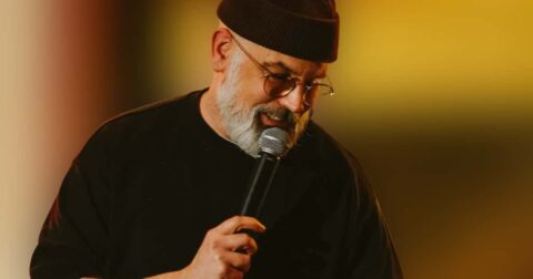 Pierre Metzger sur scène au plateau Fun et Roses à Antony